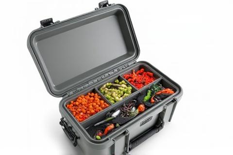 Caja de pesca Flambeau abierta mostrando 3 bandejas organizadoras.